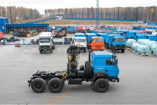 Тягач Урал 44202 с гидроманипулятором ОМТЛ-120-02