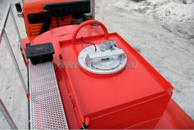 Заливная горловина цистерны