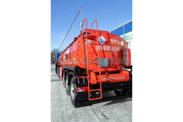 Складывающаяся лестница на площадку обслуживания цистерны