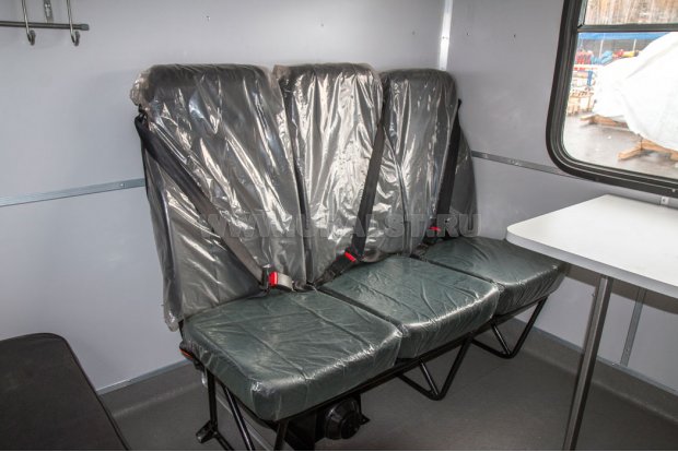 Трехместные пассажирские сиденья