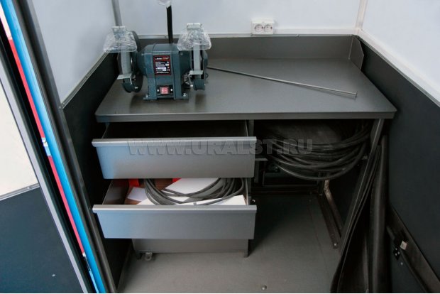 Верстак с выдвижными ящиками