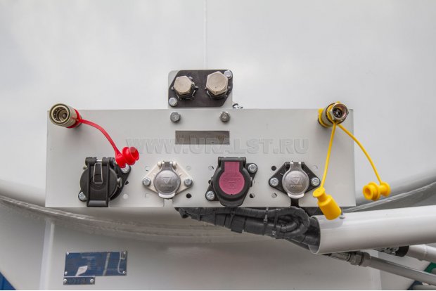 Разъемы для соединения электросистемы и пневмосистемы полуприцепа и тягача