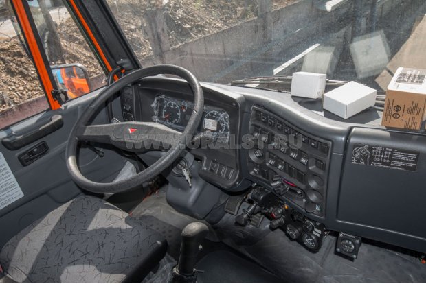 Приборная панель в кабине водителя