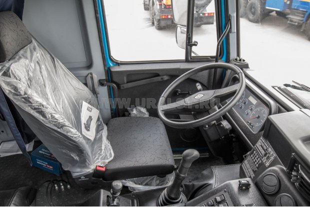 Приборная панель в кабине водилтеля