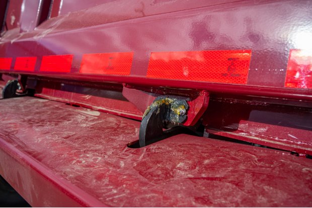 Запорный механизм заднего борта