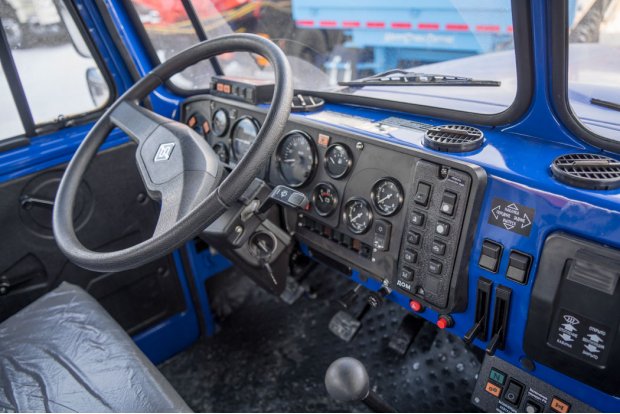 Приборная панель в кабине водителя