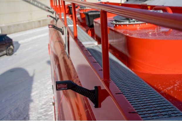 Дополнительные габаритные фонари по верхнему периметру цистерны