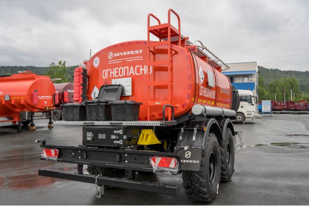 Лестница для подъема на площадку обслуживания