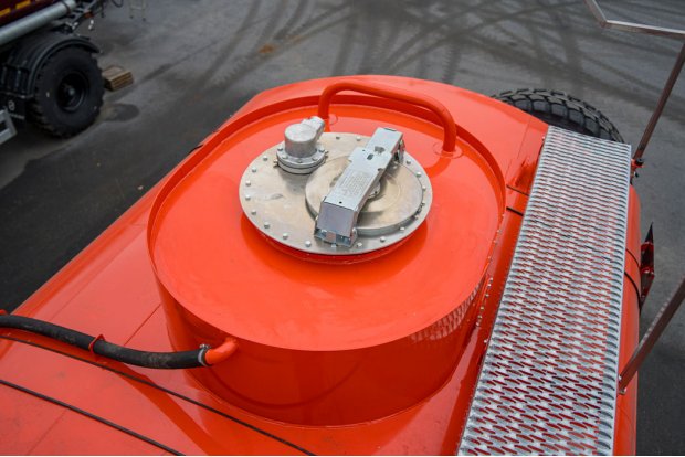 Заливная горловина цистерны