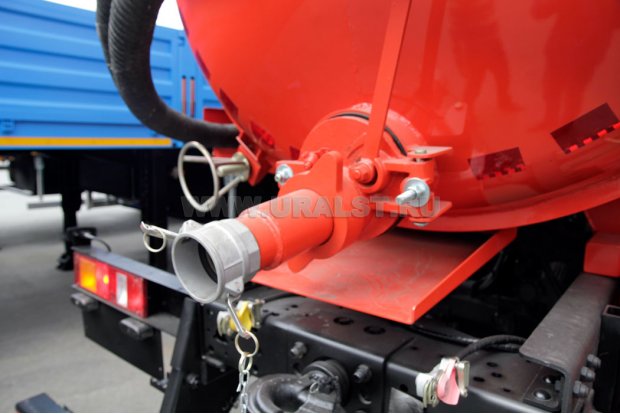 Сливной узел емкости нефтепромысловой машины