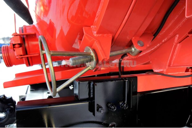 Запор открывающегося днища