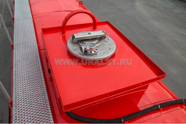 Заливная горловина цистерны. Экологический короб