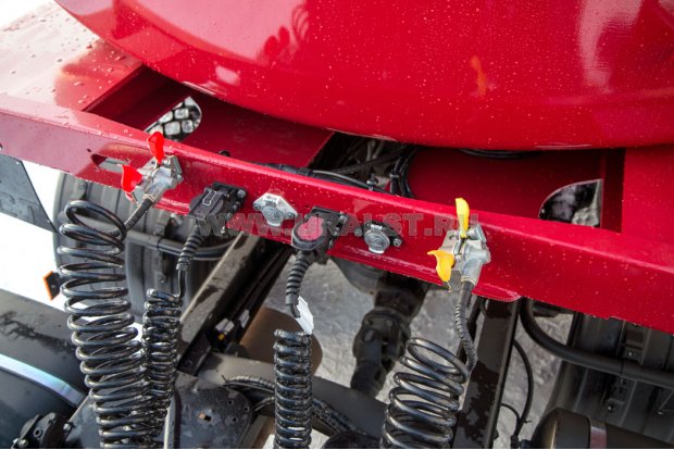 Разъемы для соединения электросистемы и пневмосистемы полуприцепа и тягача