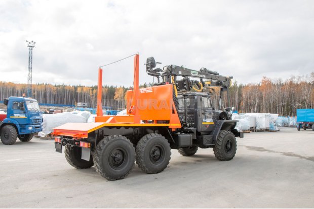 Лесовоз с манипулятором