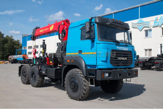 Седельный тягач Урал 5557-80 с краном-манипулятором ИТ-180
