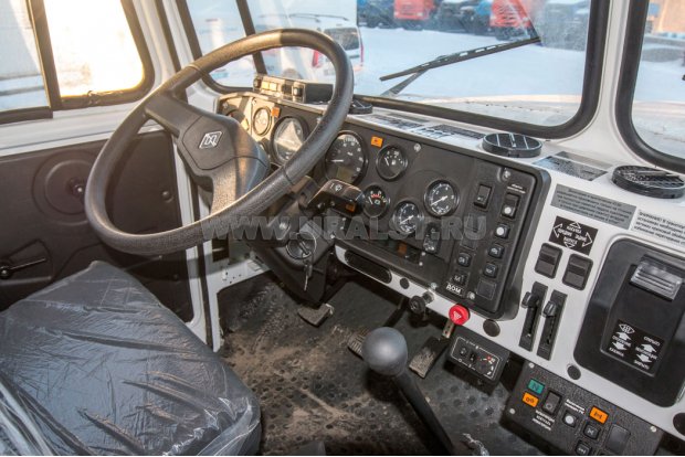 Приборная панель в кабине водителя