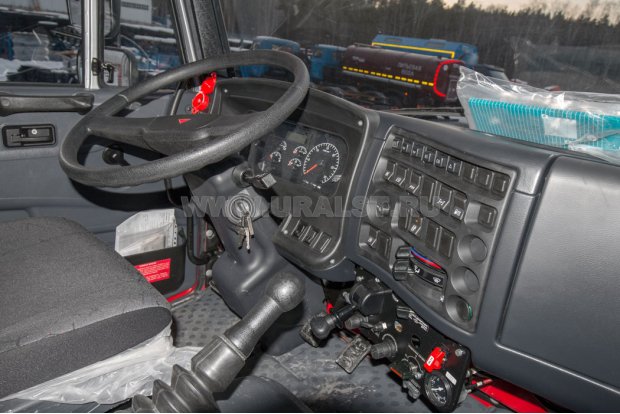 Приборная панель в кабине водителя