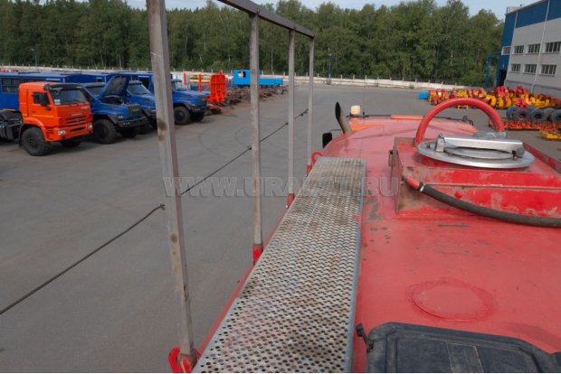 Площадка обслуживания с поручнем