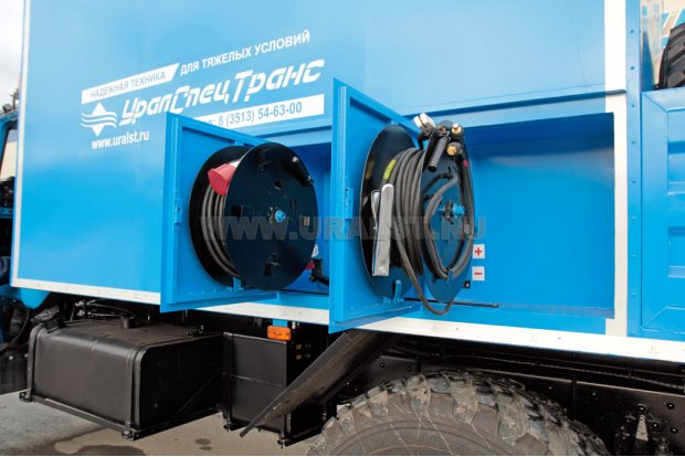 Ниша для размещения барабанов со сварочным кабелем и удлинителем внешнего источника