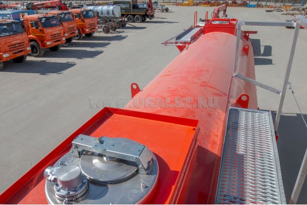 Площадка обслуживания цистерны, складной поручень