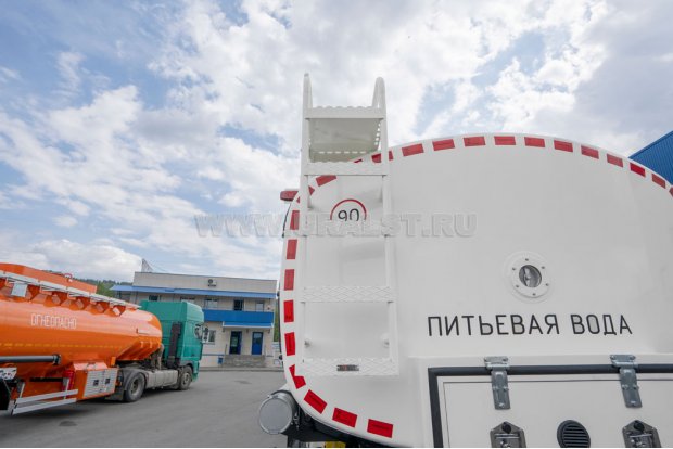 Лестница для подъема на площадку обслуживания цистерны