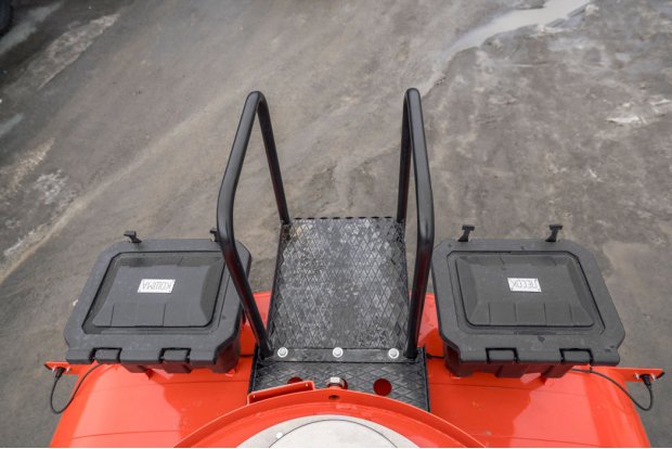 Площадка обслуживания цистерны и ящики для песка и кошмы