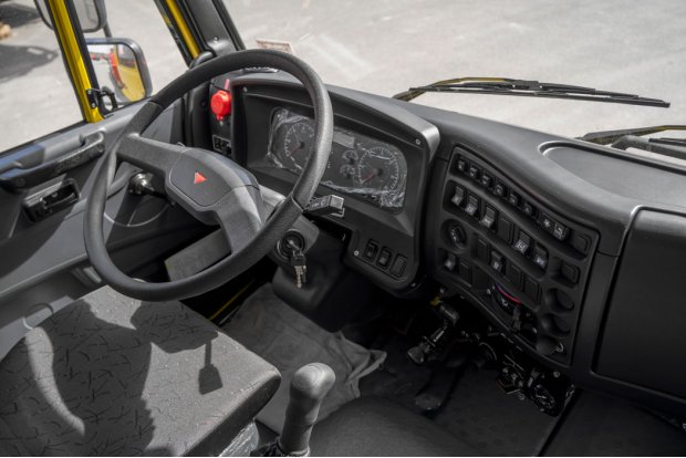 Приборная панель в кабине водителя