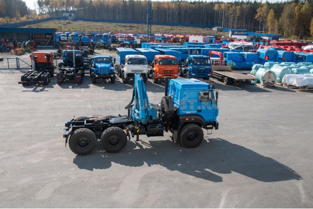 Седельный тягач Урал 44202-3511-82 с КМУ ИМ-150 УСТ-5453