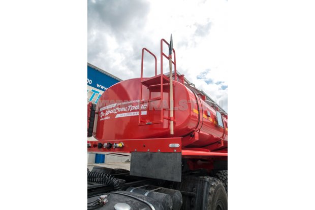 Лестница на площадку обслуживания