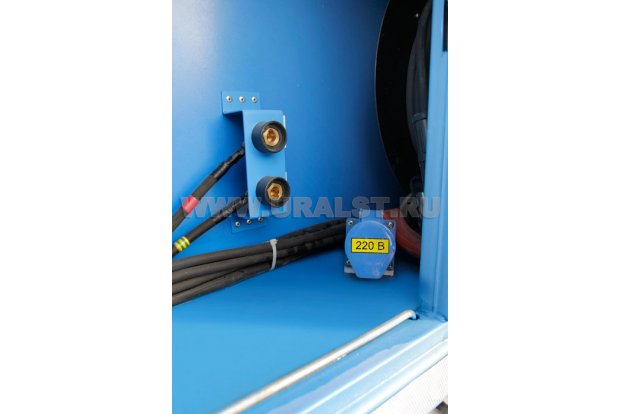 Розетка 220В в нише для барабанов со сварочным кабелем