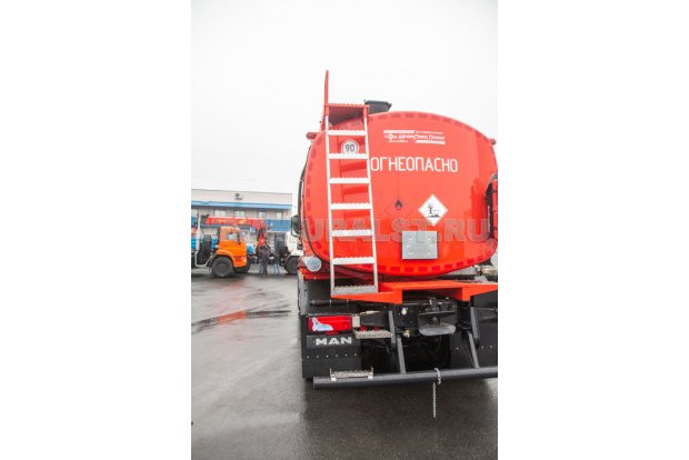 Лестница на площадку обслуживания