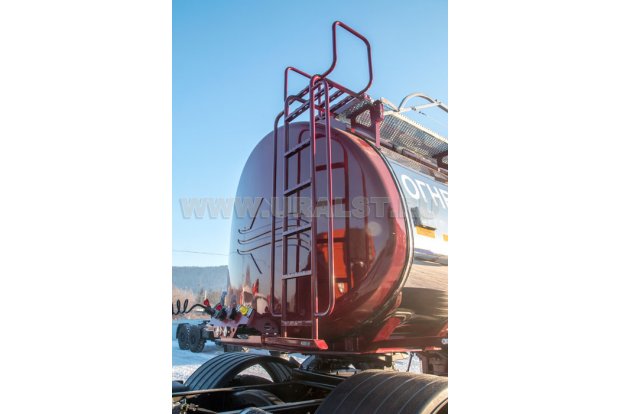 Лестница на площадку обслуживания