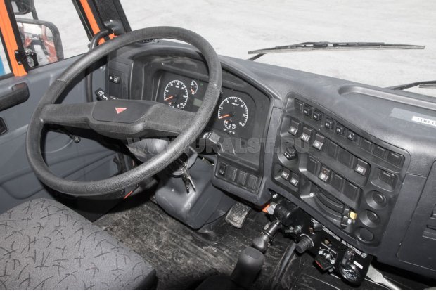 Приборная панель в кабине водителя