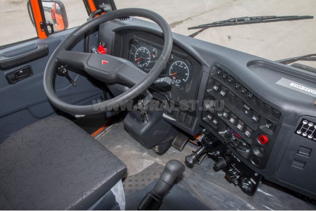 Приборная панель в кабине водителя