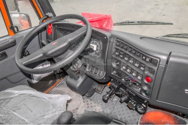 Приборная панель в кабине водителя