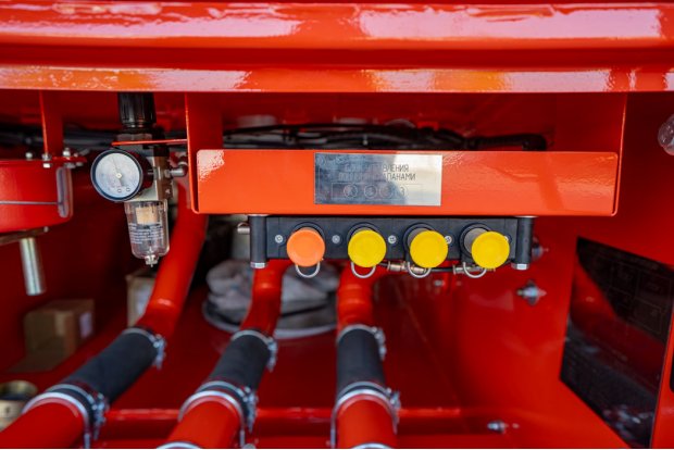 Блок пневмоуправления донными клапанами, манометр