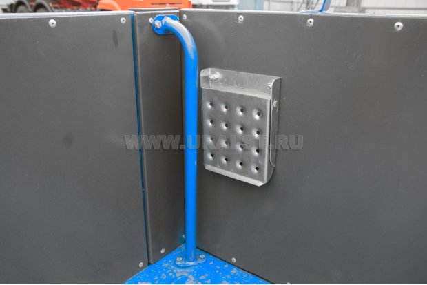 Складная ступень и поручень для подъема на бортовую платформу