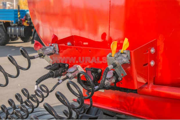 Разъемы для соединения электросистемы и пневмосистемы полуприцепа и тягача