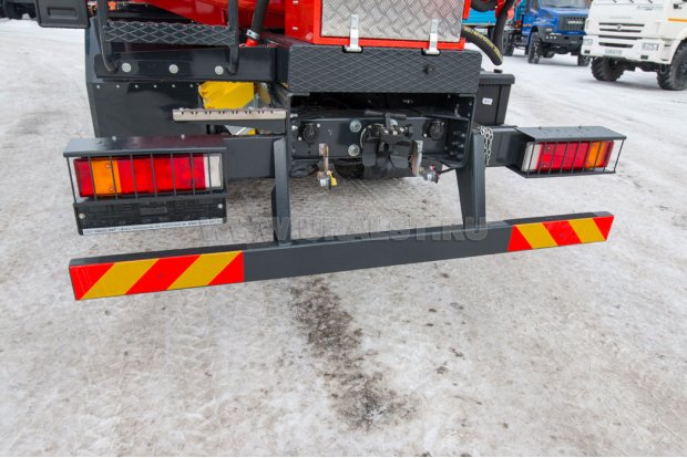 Заднее защитное устройство