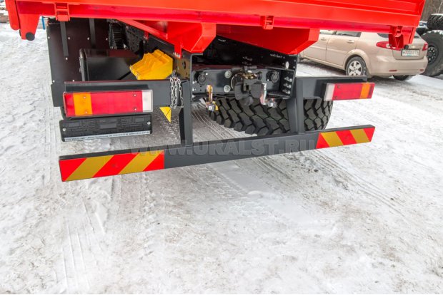 Заднее защитное устройство