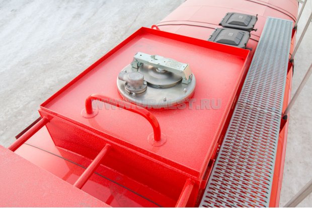 Заливная горловина цистерны