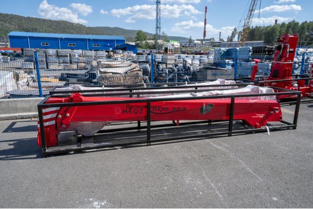 Кран-манипулятор HUBEI SQ63S3 тросовый в транспортном положении