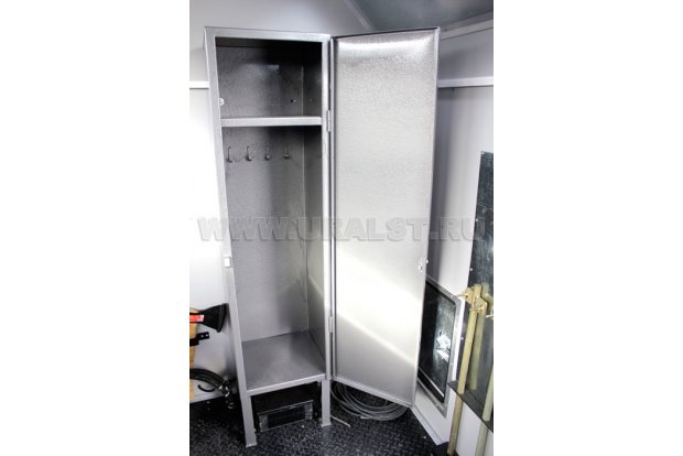 Металлический шкаф для одежды