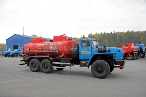 Топливозаправщик Урал УСТ-5453