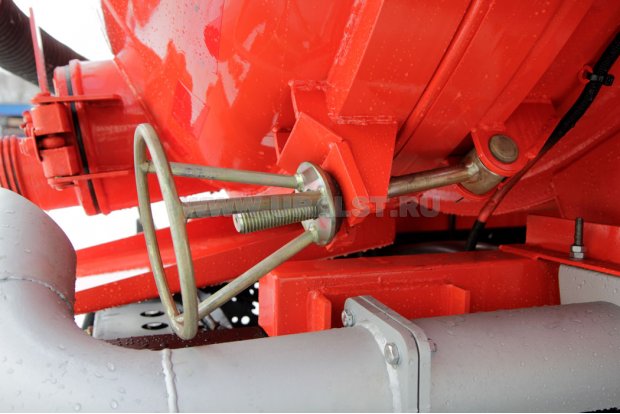 Запор открывающегося днища