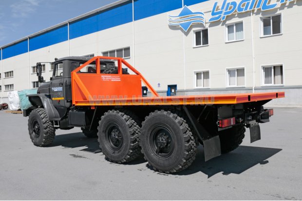 Трубоплетевозный тягач УСТ-5453 на шасси Урал 5557-60