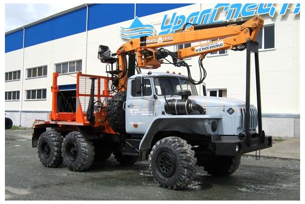 Лесовозный тягач с манипулятором