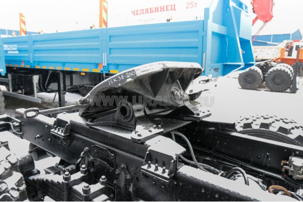 Седельно-сцепное устройство ССУ с тремя степенями свободы