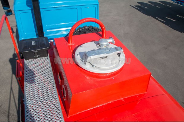 Заливные горловины цистерны