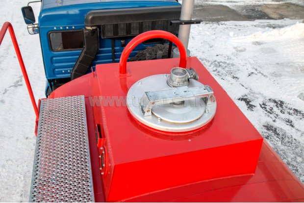 Заливная горловина цистерны